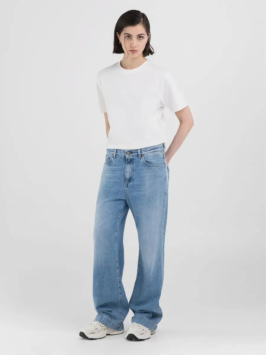 Straight-fit denim pants for a classic, casual, versatile style suitable for any occasion